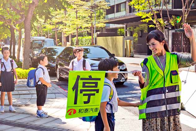 學童的守護天使　和泰汽車持續給力　連續8年捐贈導護志工裝備