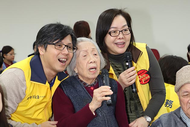 大家長江松樺董事長領軍　昇恆昌志工年前出動歲末寒冬溫暖送愛　陪老人小孩圍爐過好年