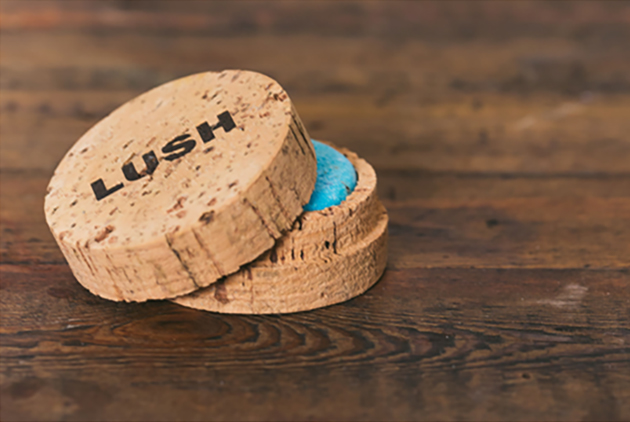 Lush推全球第一款「無塑負碳排」包裝　軟木肥皂盒每個可吸收1公斤碳排放