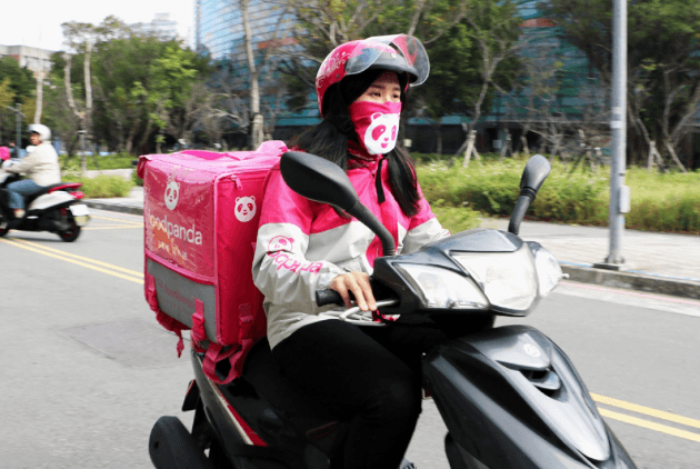 【社企流】外送夥伴到你家前，吸進了多少廢氣？　foodpanda 攜手淨對流，發 3 千條「抗霾頭巾」顧人員健康