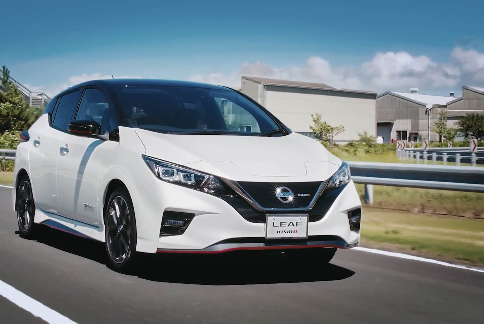 【環境資訊中心】買電動車就免費送太陽能板！日產汽車在想什麼？