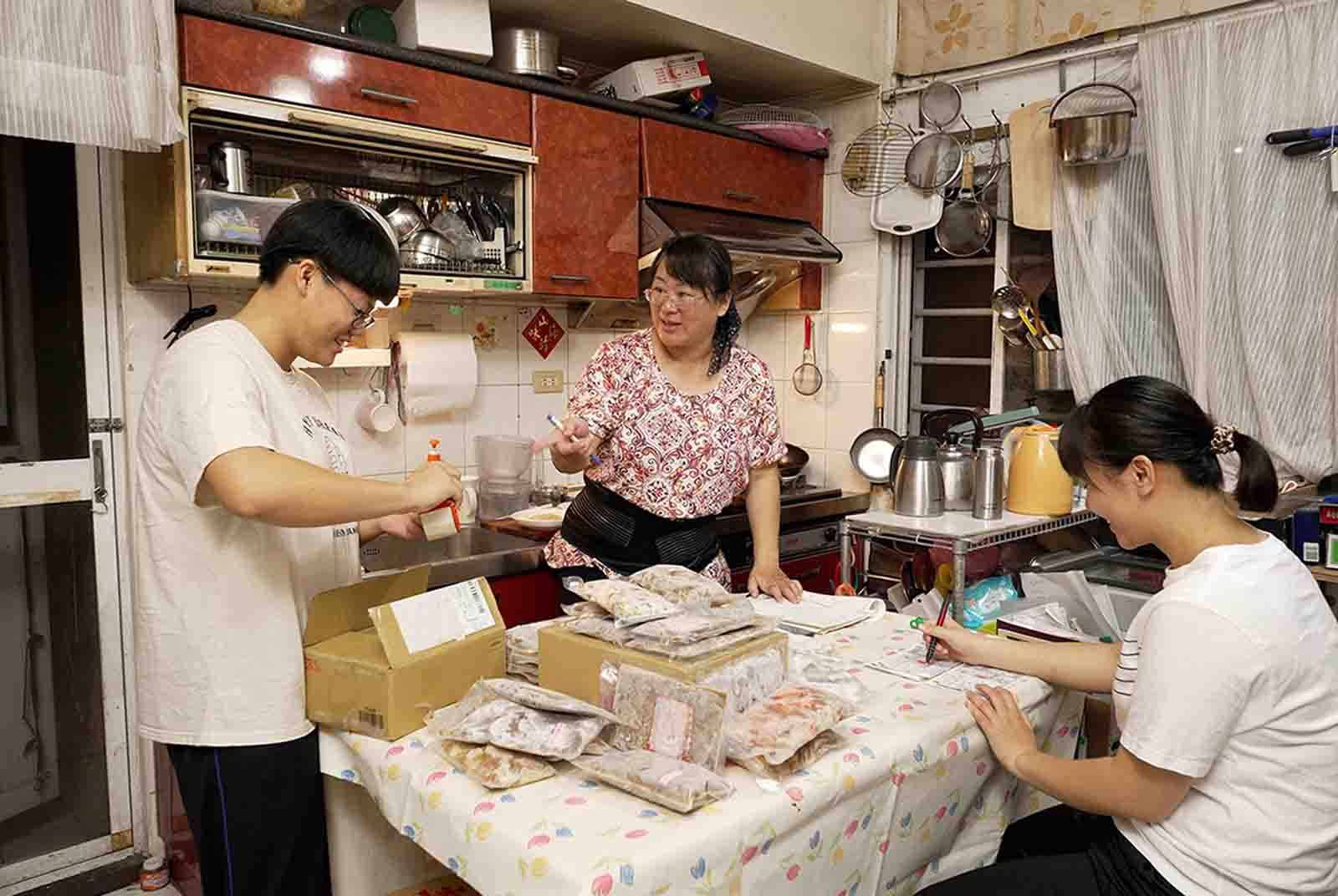 前夫留下百萬債  單親媽最窮身上僅剩12元 「信扶專案」助脫貧自立 李佳菁為自閉兒拼逆轉人生