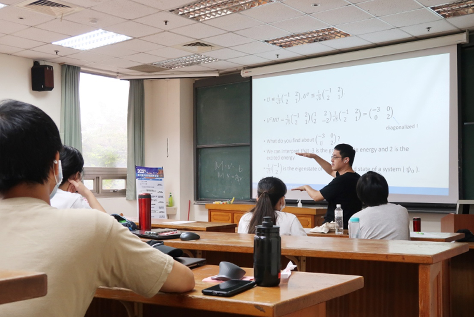 量子科技紅遍全球 台灣學生該如何跟上？  鴻海教育基金會為師生量身打造專業課程及教材，解鎖量子知識