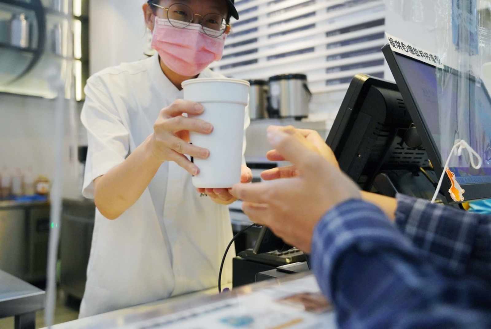 七月實施限塑新政！自備環保杯至少折5元，保麗龍杯禁用再延後