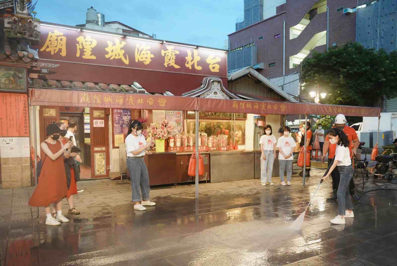 月經來拜拜也保庇！小紅帽攜手霞海城隍廟和林立青洗廟埕，號召逾百人線上響應