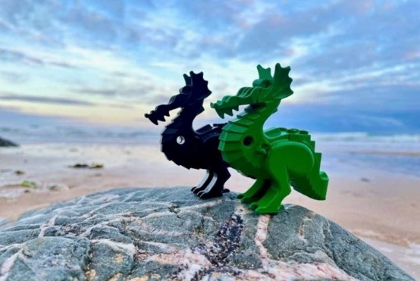 落海的積木，污染的沙灘！25年來不斷自海中浮現的樂高積木究竟想傳達什麼訊息？