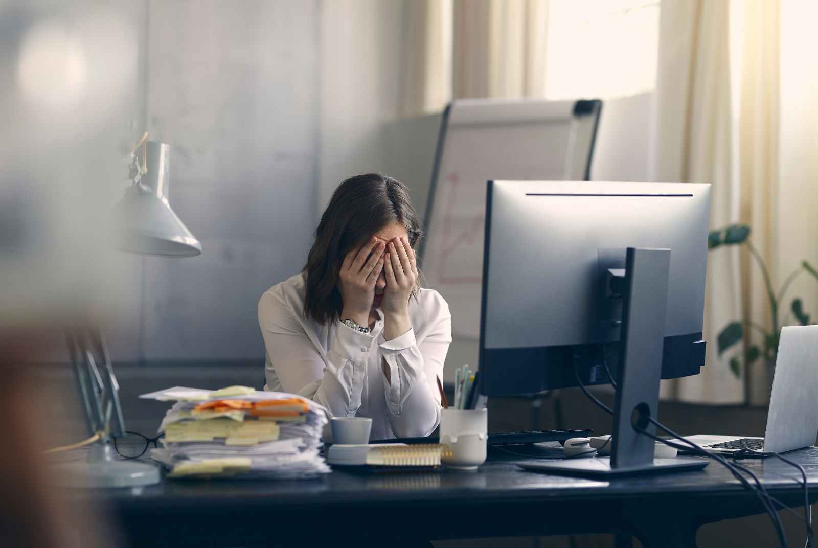 婦女節看見女性的職場壓力　104調查：女性自評壓力比企業認知大，工作表現、財務收入是兩大壓力源
