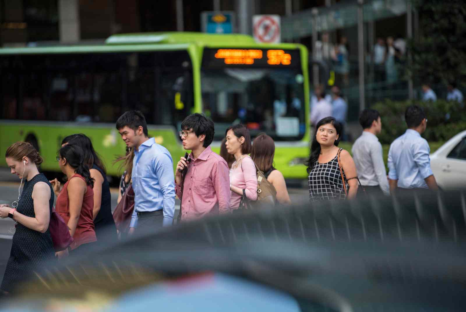 看待ESG態度現分歧：中型企業成主力，大型、小型企業趨消極；新興經濟體也比先進經濟體努力