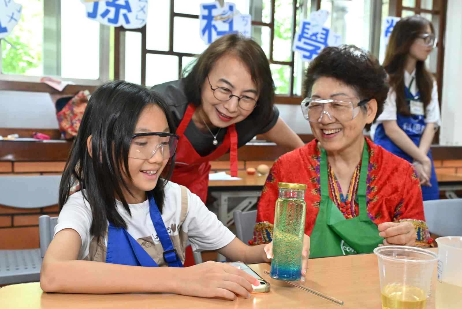 科思創辦祖孫科學營促進世代共融　新總經理陳惠芳：阿公阿嬤是家裡的寶