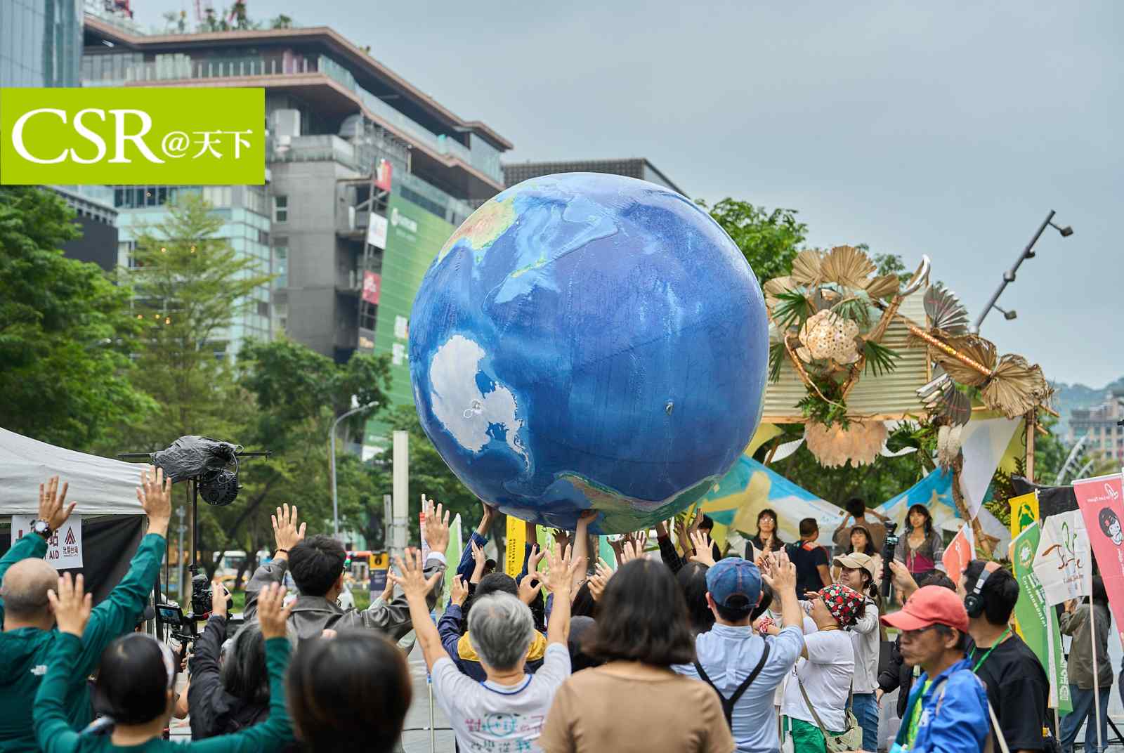 鄭明典：地球變暗、海洋也變熱了    沈聖峰：面對氣候變遷，每個人都可以當勇敢的第一隻龍蝦
