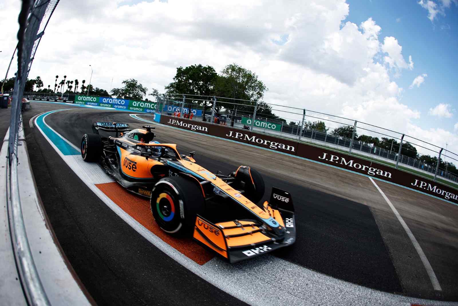 F1 賽車的淨零轉型（上）：擴編、減碳與內燃機的最後一搏