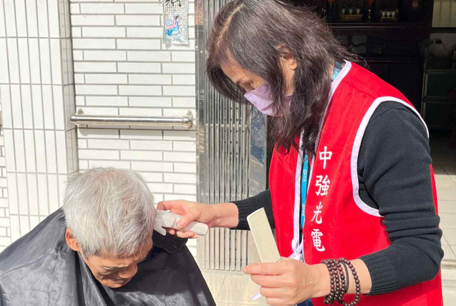 不只點亮螢幕，更要點亮偏鄉    中光電「銀髮微光」用影像與科技溫暖長者的心