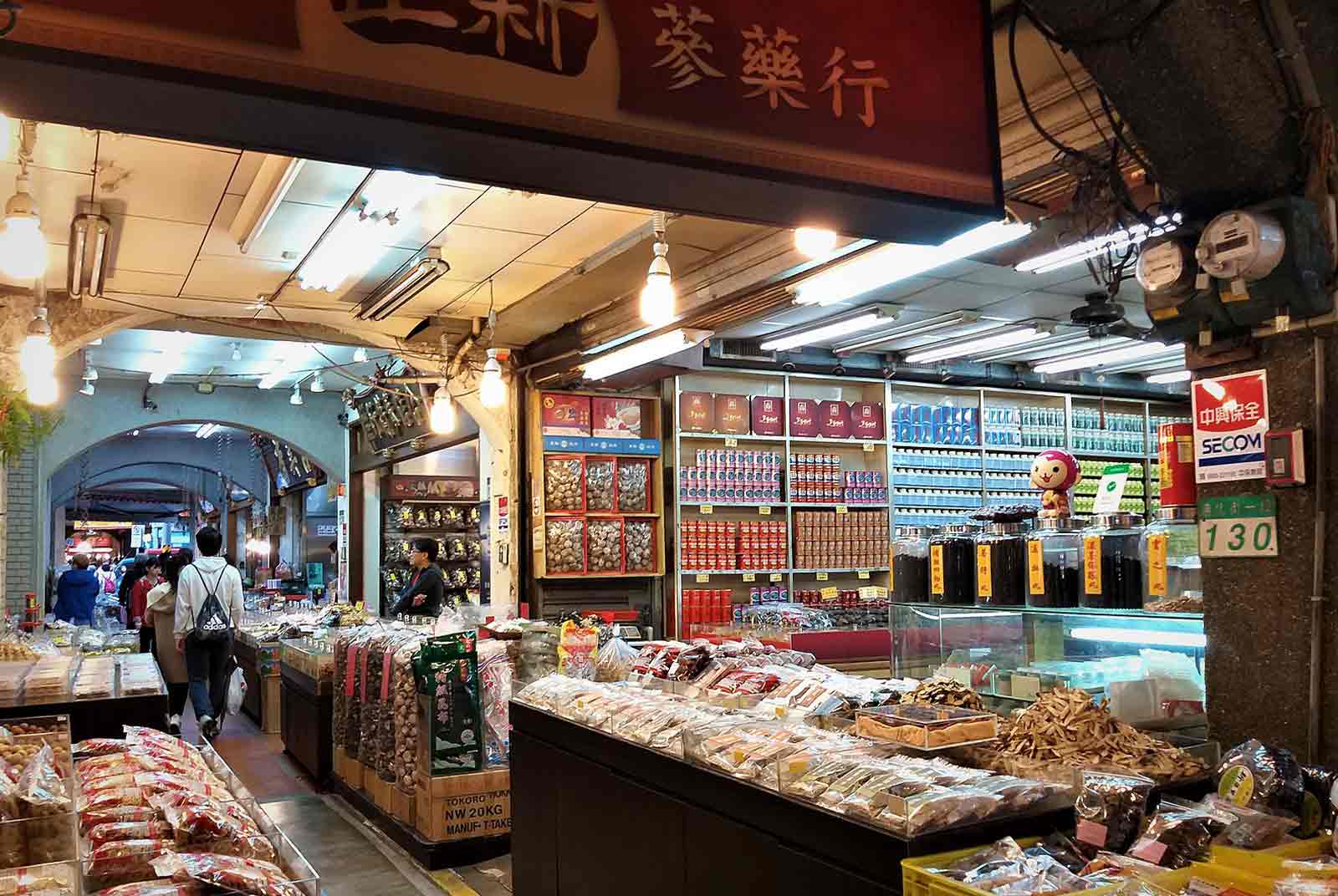 保存迪化街百年歷史、促台日街區友好    丘如華獲日本新天皇頒旭日單光章
